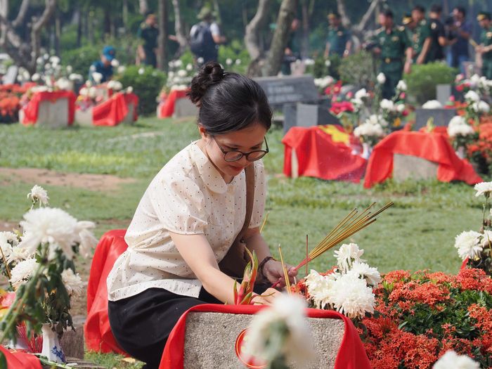 Chị Phạm Thị Cẩm Ly (sinh năm 2001) dành ngày nghỉ thứ bảy đến Nghĩa trang Liệt sĩ TPHCM thắp hương. Ảnh: HOÀNG HÙNG