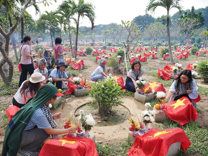 Đoàn nữ cán bộ, người lao động Tổng công ty Thăm dò Khai thác Dầu khí dâng hương tại Nghĩa trang Liệt sĩ TPHCM