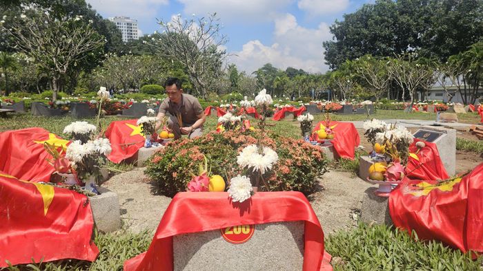 Anh Toàn từ TP Đà Nẵng vào TPHCM thắp hương tưởng niệm các liệt sĩ. Ảnh: THU HOÀI