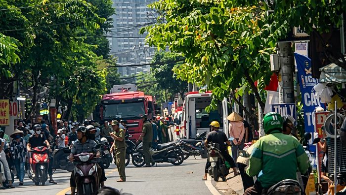  Cảnh sát phong tỏa đoạn đường qua hiện trường. Ảnh: H.L. 
