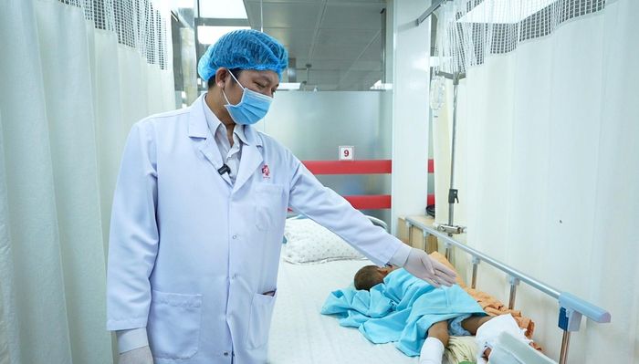  Bác sĩ thăm khám cho bệnh nhi sau phẫu thuật 