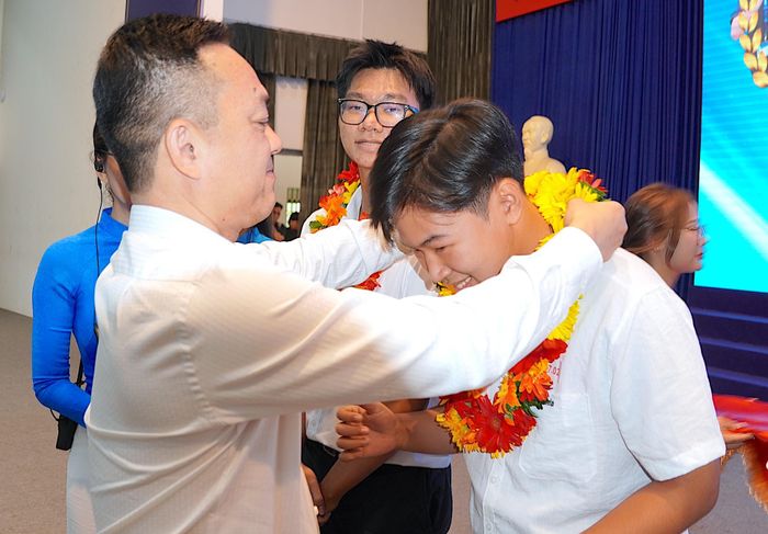  Phó Giám đốc Sở KH-CN TPHCM Phạm Huỳnh Quang Hiếu trao giải nhất cho đội OpenCubee-1 (bảng A). QUANG HUY 