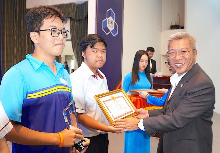  Đại biểu trao giải nhì. QUANG HUY 
