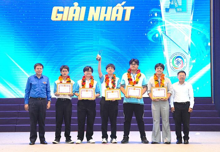  Đại biểu trao giải nhất (bảng B) cho đội Chàng lính ngự lâm. QUANG HUY 
