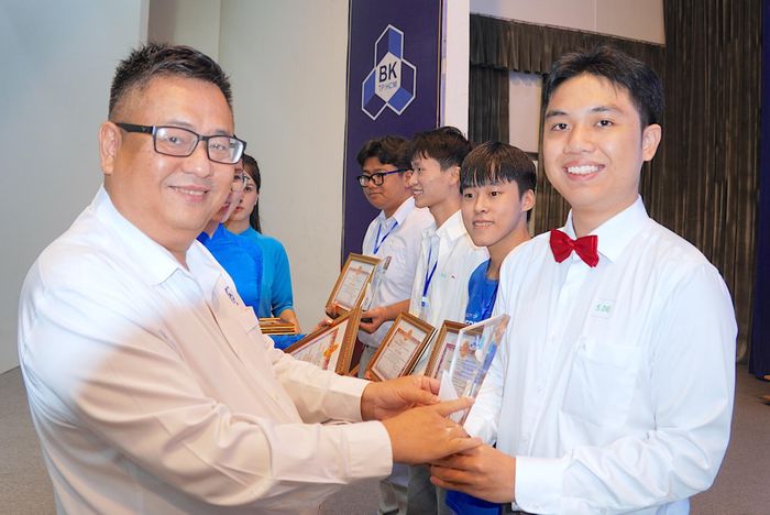 Đại biểu trao giải ba. QUANG HUY 