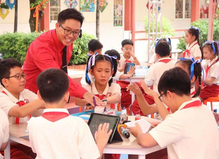 Giáo viên và học sinh Trường Tiểu học Nguyễn Thái Học (phường Bến Thành) trong một tiết học. Ảnh: ĐẶNG TRINH