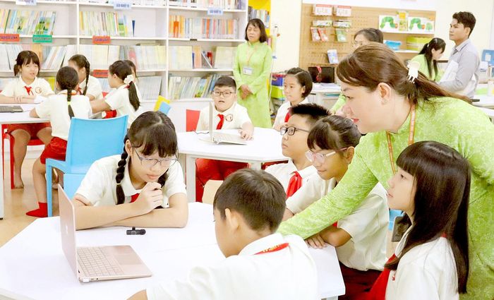 Cô và trò Trường Tiểu học Nguyễn Thái Học (phường Bến Thành) trong giờ học. Ảnh: ĐẶNG TRINH