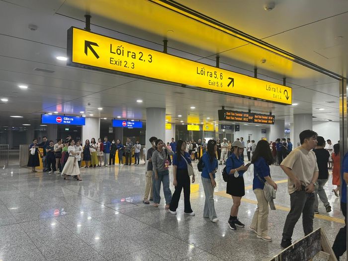  Hành khách đi metro số 1 tại ga Bến Thành. Ảnh: QUỐC HÙNG 