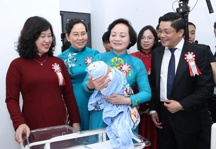  Phó Thủ tướng Phạm Thị Thanh Trà bế em bé sinh tại Bệnh viện Phụ sản Trung ương cơ sở 2, Hà Nội. Ảnh: THANH HƯƠNG 
