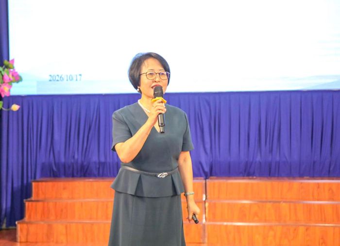  Bà Lý Xuân Linh (Đại học Tài chính Kinh tế Trung ương, Trung Quốc) báo cáo tại chương trình. 