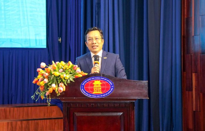  TS Lê Hoàng Dũng (Phó Hiệu trưởng Trường ĐH KHXH-NV) phát biểu tại chương trình. 