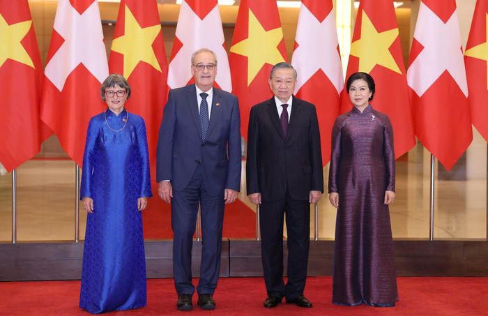  Tổng Bí thư, Chủ tịch nước Tô Lâm và Phu nhân chụp ảnh cùng Tổng thống Thụy Sĩ Guy Parmelin và Phu nhân tại lễ đón. Ảnh: QUANG PHÚC 