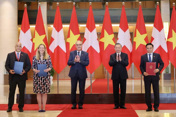  Tổng Bí thư, Chủ tịch nước Tô Lâm và Tổng thống Thụy Sĩ Guy Parmelin chứng kiến lễ trao văn kiện hợp tác giữa hai nước sau khi hội đàm. Ảnh: QUANG PHÚC 
