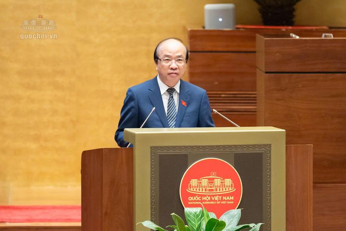  Chủ nhiệm Ủy ban Pháp luật và Tư pháp của Quốc hội trình bày báo cáo ý kiến về việc giải trình, tiếp thu, chỉnh lý dự thảo Bộ luật Hình sự (sửa đổi) và báo cáo thẩm tra dự án Luật Tổ chức cơ quan điều tra hình sự (sửa đổi). Ảnh: CỔNG THÔNG TIN QUỐC HỘI 