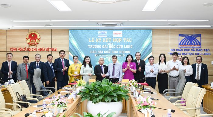  Lãnh đạo Báo SGGP và lãnh đạo Trường ĐH Cửu Long chụp ảnh lưu niệm tại lễ ký kết ghi nhớ hợp tác 