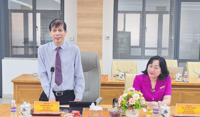  Nhà báo Nguyễn Khắc Văn, Tổng Biên tập Báo SGGP phát biểu tại lễ ký kết hợp tác 