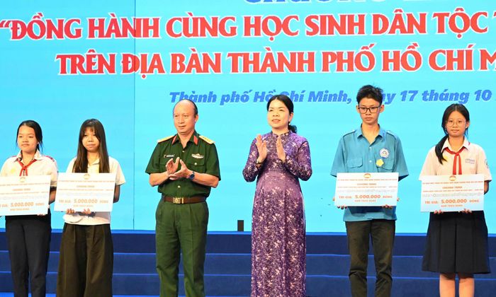 Trao hỗ trợ đến học sinh dân tộc thiểu số có thành tích học tập xuất sắc. Ảnh: VIỆT DŨNG