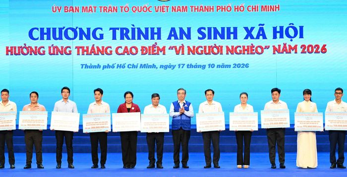 Phó Bí thư Thành ủy TPHCM Nguyễn Phước Lộc trao bảng tượng trưng học bổng cho học sinh có hoàn cảnh khó khăn, đến đại diện các xã, phường. Ảnh: VIỆT DŨNG