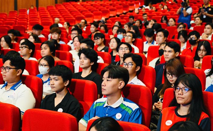 Các em học sinh, sinh viên tham dự chương trình. Ảnh: VIỆT DŨNG