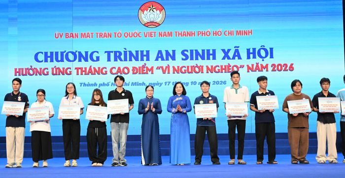 Đồng chí Trương Thị Bích Hạnh trao học bổng Nguyễn Hữu Thọ đến học sinh, sinh viên hoàn cảnh khó khăn. Ảnh: VIỆT DŨNG