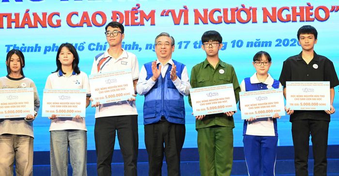 Phó Bí thư Thành ủy TPHCM Nguyễn Phước Lộc trao học bổng Nguyễn Hữu Thọ đến học sinh, sinh viên có hoàn cảnh khó khăn. Ảnh: VIỆT DŨNG