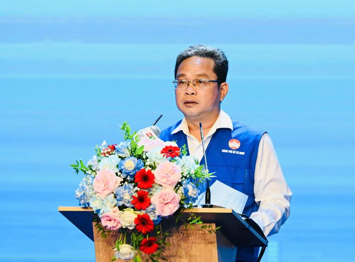 Phó Chủ tịch Ủy ban MTTQ Việt Nam TPHCM Phạm Minh Tuấn phát biểu tại chương trình an sinh xã hội. Ảnh: VIỆT DŨNG