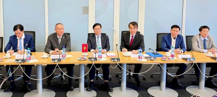 Đoàn đại biểu TPHCM làm việc với Quốc vụ khanh Bộ Kinh tế Slovakia Vladimir Simonak. Ảnh: MINH QUẾ 