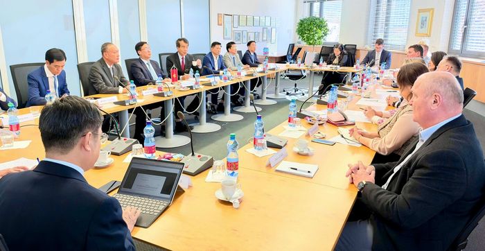  Đoàn đại biểu TPHCM làm việc với Quốc vụ khanh Bộ Kinh tế Slovakia Vladimir Simonak. Ảnh: MINH QUẾ 