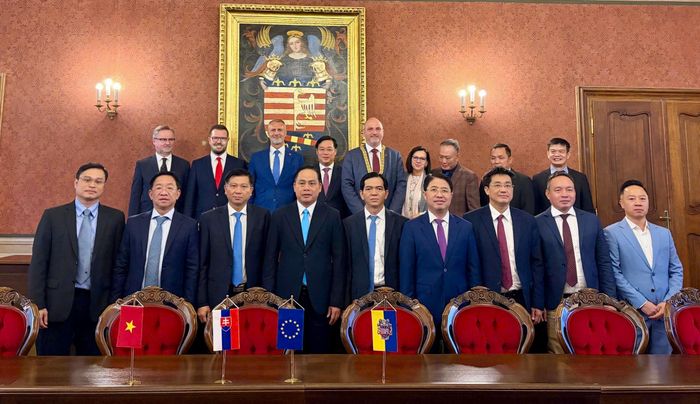  Chủ tịch Quốc hội Cộng hòa Slovakia Richard Raši cùng Đoàn đại biểu TPHCM và Thị trưởng TP Košice Jaroslav Polaček chụp ảnh lưu niệm. Ảnh: MINH QUẾ 