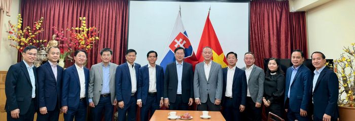  Đoàn đại biểu TPHCM đến thăm và làm việc tại Đại sứ quán Việt Nam tại Slovakia. Ảnh: MINH QUẾ 