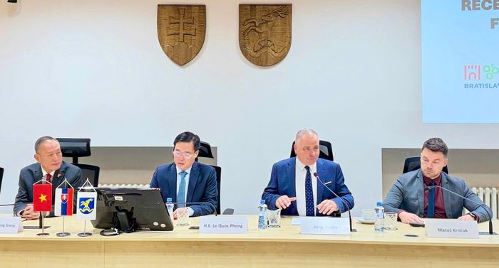  Phó Bí thư Thường trực Thành ủy TPHCM Lê Quốc Phong và Chủ tịch Vùng Bratislava Juraj Droba trao đổi tại buổi làm việc. Ảnh: MINH QUẾ 