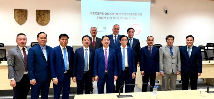  Đoàn đại biểu TPHCM làm việc với Chủ tịch Vùng Bratislava Juraj Droba. Ảnh: MINH QUẾ 