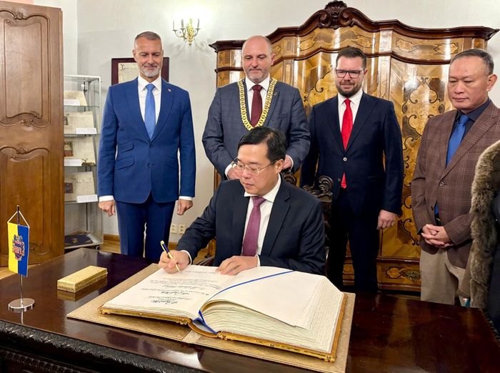  Phó Bí thư Thường trực Thành ủy TPHCM Lê Quốc Phong ký vào sổ lưu niệm của TP Košice. Ảnh: MINH QUẾ 