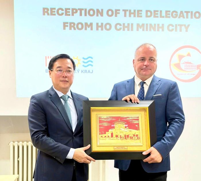  Phó Bí thư Thường trực Thành ủy TPHCM Lê Quốc Phong trao quà lưu niệm đến Chủ tịch Vùng Bratislava Juraj Droba. Ảnh: MINH QUẾ 