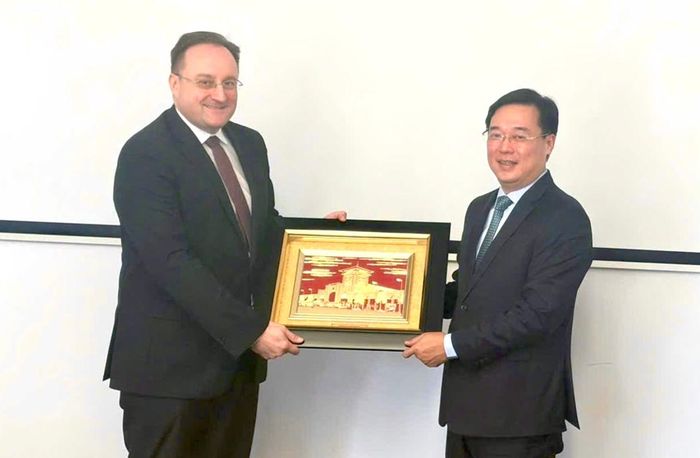  Phó Bí thư Thường trực Thành ủy TPHCM Lê Quốc Phong tặng quà lưu niệm đến Quốc vụ khanh Bộ Kinh tế Slovakia Vladimir Simonak. Ảnh: MINH QUẾ 