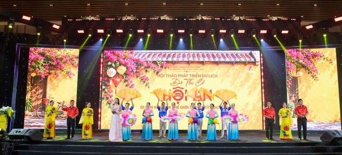 Tiết mục múa truyền thống mang đậm dấu ấn văn hóa tại Hội An. Ảnh: XUÂN QUỲNH
