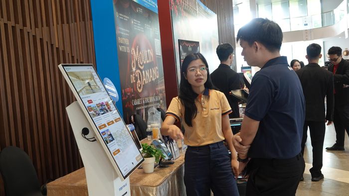 Các doanh nghiệp quảng bá giải pháp số hóa và sản phẩm du lịch trải nghiệm mới bên lề sự kiện. Ảnh: XUÂN QUỲNH