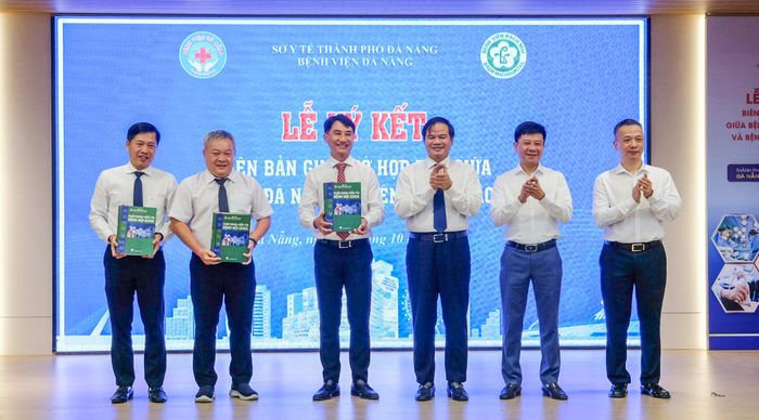  Bệnh viện Bạch Mai tặng các bác sĩ Bệnh viện Đà Nẵng “Cẩm nang điều trị Nội khoa” do các chuyên gia là giáo sư, phó giáo sư, tiến sĩ của Bệnh viện Bạch Mai biên soạn. Ảnh: XUÂN QUỲNH 