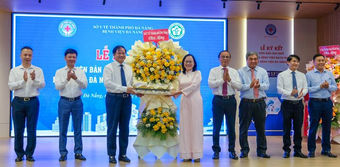  Lãnh đạo Sở Y tế TP Đà Nẵng tặng quà lưu niệm Bệnh viện Bạch Mai. Ảnh: XUÂN QUỲNH 
