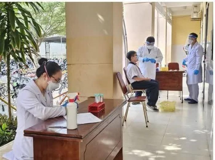  Nhân viên y tế lấy mẫu xét nghiệm cho học sinh tiếp xúc gần ca bệnh não mô cầu tại Trường THCS Hai Bà Trưng (xã Hiệp Phước). Ảnh: THÀNH SƠN 