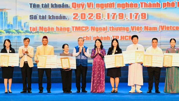  Phó Bí thư Thành ủy TPHCM Nguyễn Phước Lộc trao thư cảm ơn đến các đơn vị, tổ chức ủng hộ Quỹ "Vì người nghèo". Ảnh: VIỆT DŨNG 