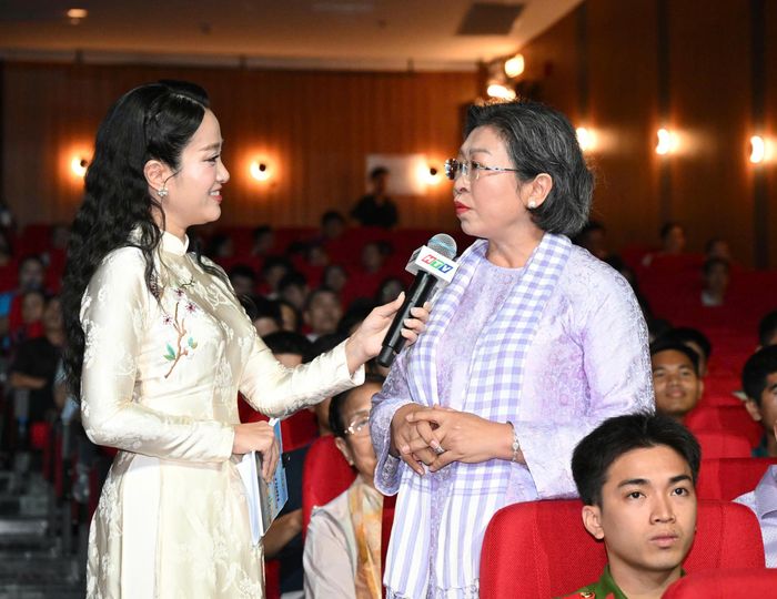  Đại biểu giao lưu tại chương trình. Ảnh: VIỆT DŨNG 