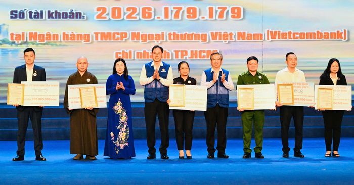  Phó Bí thư Thành ủy TPHCM Nguyễn Phước Lộc trao thư cảm ơn đến các đơn vị, tổ chức ủng hộ Quỹ "Vì người nghèo". Ảnh: VIỆT DŨNG 