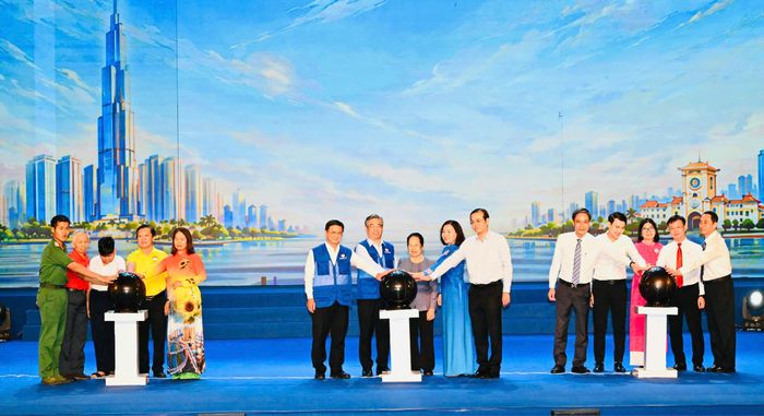  Phó Bí thư Thành ủy TPHCM Nguyễn Phước Lộc và các đại biểu khởi động Tháng cao điểm “Vì người nghèo” năm 2026. Ảnh: VIỆT DŨNG 