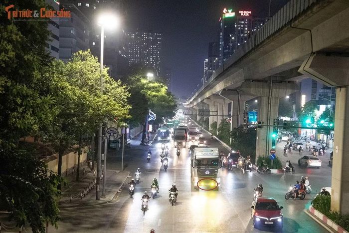 Phòng Cảnh sát giao thông Công an TP Hà Nội đã triển khai các tổ công tác tuần tra lưu động nhằm phát hiện, xử lý những trường hợp độ thêm đèn, còi hơi. Hoạt động kiểm tra, xử lý cần đi đôi với tuyên truyền để người dân hiểu rõ trách nhiệm sử dụng phương tiện đúng quy định. Người lái xe cần lựa chọn chế độ đèn phù hợp với điều kiện đường sá, không sử dụng đèn gây chói mắt người khác và duy trì khoảng cách an toàn khi lưu thông.