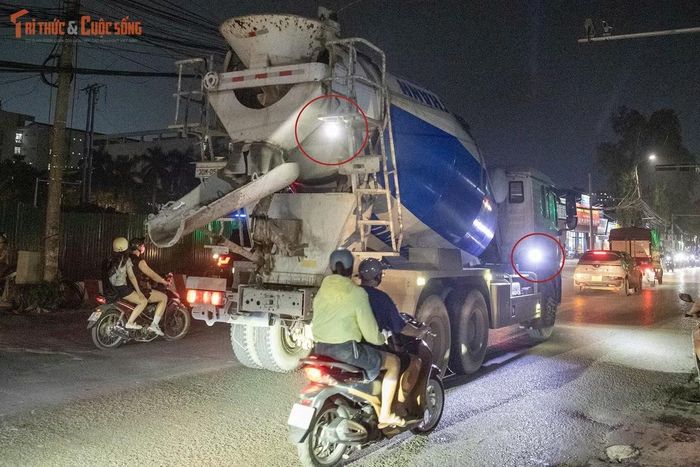 Theo điểm a khoản 3 Điều 13 Nghị định 168/2024/NĐ-CP, người điều khiển ô tô lắp thêm đèn phía trước, phía sau, trên nóc, dưới gầm hoặc một hay cả hai bên thành xe, trừ đèn sương mù dạng rời được lắp theo quy định, bị phạt tiền từ 1-2 triệu đồng. Hành vi này còn bị trừ 2 điểm giấy phép lái xe theo quy định tại nghị định. Vì vậy, chủ phương tiện cần kiểm tra hệ thống chiếu sáng, không tự ý bổ sung thiết bị trái quy định và khắc phục những bất thường có thể ảnh hưởng đến an toàn giao thông.