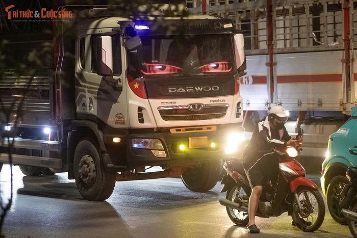 Theo ghi nhận của PV, khoảng 20h30, trên đường Cầu Bươu, đoạn qua ngã ba Phạm Tu – Xa La, một số ô tô tải vẫn bật đèn LED công suất lớn dù khu vực có hệ thống chiếu sáng và đông dân cư. Đến khoảng 21h09, tại nút giao này, một ô tô bồn trộn bê tông mang biển kiểm soát Hà Nội sử dụng nhiều đèn rọi về phía sau, khiến tài xế xe tải đi phía sau phải lấy tay che mặt để tránh bị chói mắt.