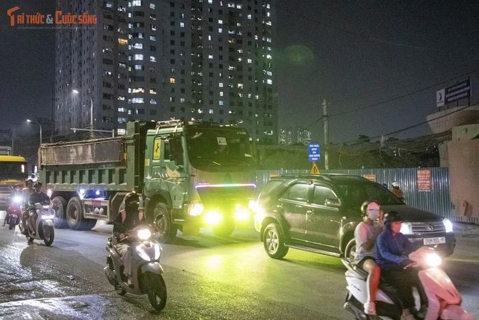 Đối với người điều khiển xe máy, việc bất ngờ bị đèn ô tô chiếu gây lóa có thể khiến họ khó quan sát mặt đường, vạch kẻ đường hoặc phương tiện phía trước. Nếu phản ứng bằng cách phanh gấp, đánh lái hoặc né tránh thiếu kiểm soát, nguy cơ va chạm có thể tăng lên. Với tài xế ô tô, ánh sáng chói từ xe đi ngược chiều cũng gây khó khăn trong việc xác định vị trí và diễn biến giao thông, nhất là vào ban đêm.