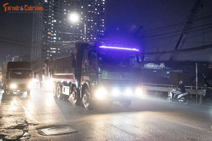 Ánh sáng quá mạnh từ một số phương tiện gây khó chịu, ảnh hưởng đến khả năng quan sát của người đi đường. Trong điều kiện giao thông đô thị đông đúc, người lái xe phải liên tục theo dõi phương tiện phía trước, phía sau, người đi bộ và các tình huống phát sinh tại nút giao. Khi bị ánh sáng chiếu trực tiếp vào mắt, khả năng nhận diện chướng ngại vật và khoảng cách có thể bị ảnh hưởng.