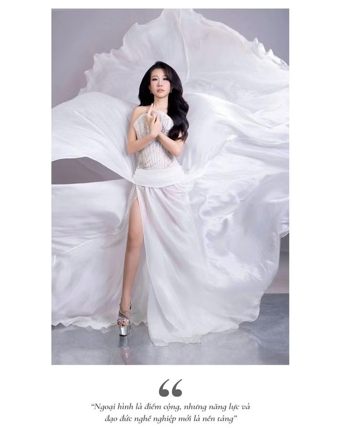 - Trong môi trường người mẫu và sáng tạo nội dung, ngoại hình thường là điều được chú ý đầu tiên. Chị nhìn nhận thế nào về khoảng cách giữa việc được chú ý nhờ ngoại hình và được công nhận bằng năng lực?